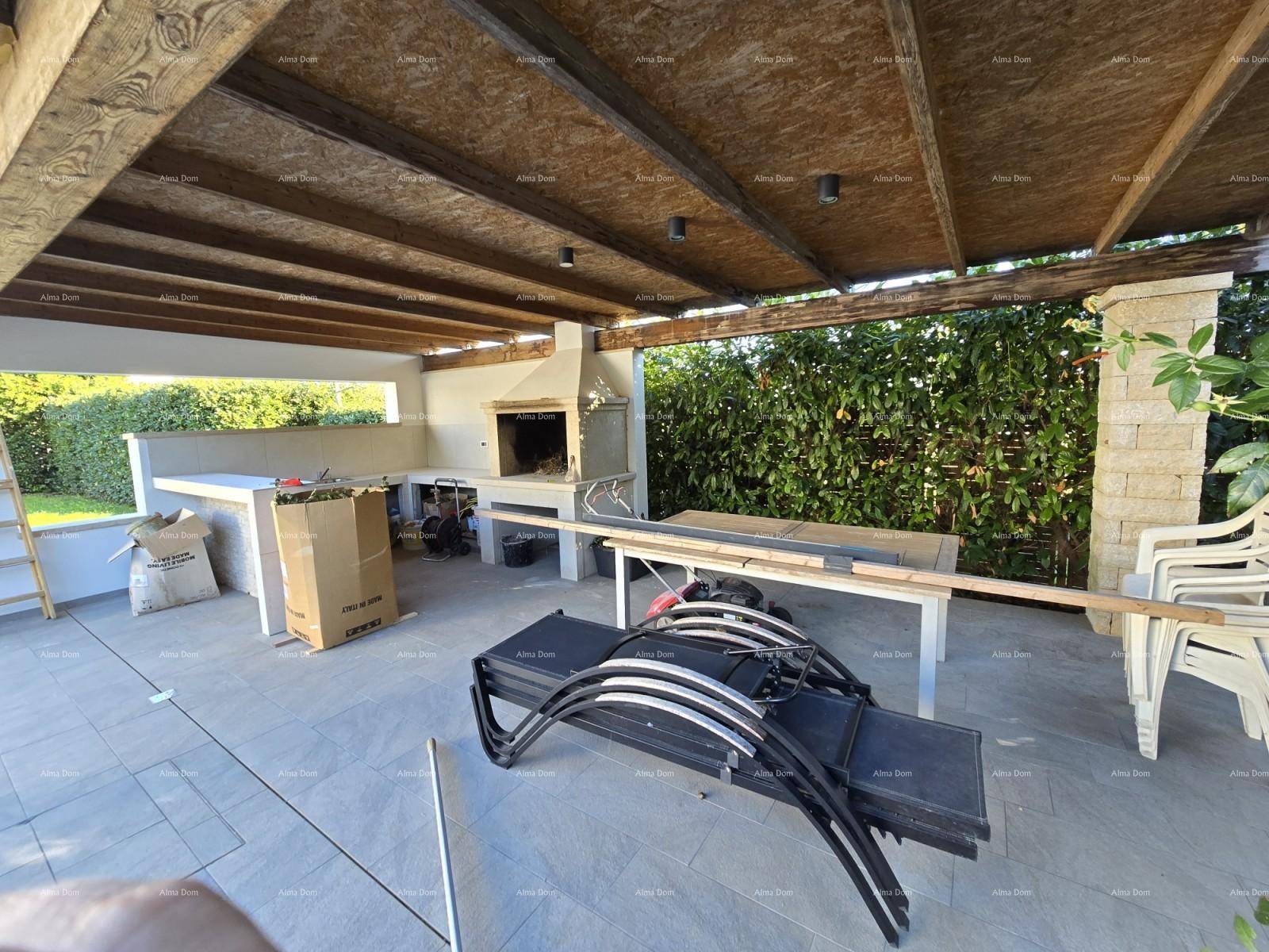Überdachte Außenküche mit Grill und viel Platz für gesellige Stunden im Freien.