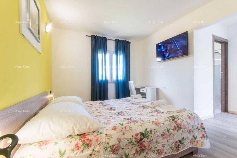 Gemütliches Schlafzimmer mit gelber Akzentwand, Fernseher und Schreibtisch.