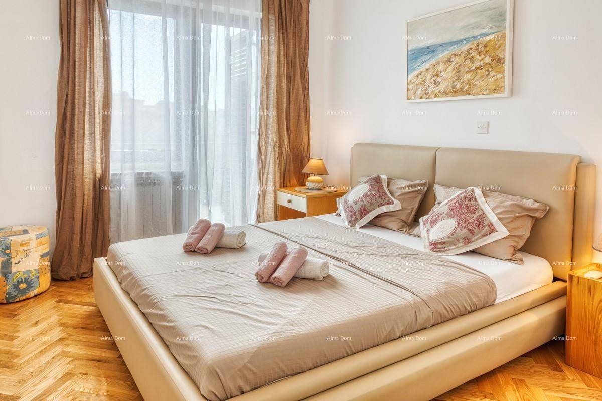 Gemütliches Schlafzimmer mit Doppelbett, Parkettboden und großen Fenstern für viel Tageslicht.
