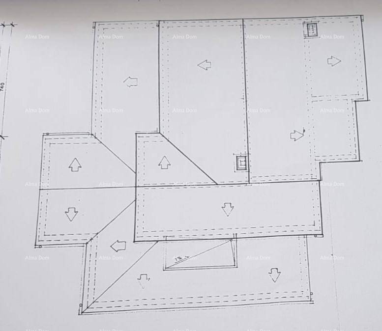 Architektonischer Dachplan, der die Struktur und Neigungen des Daches darstellt.