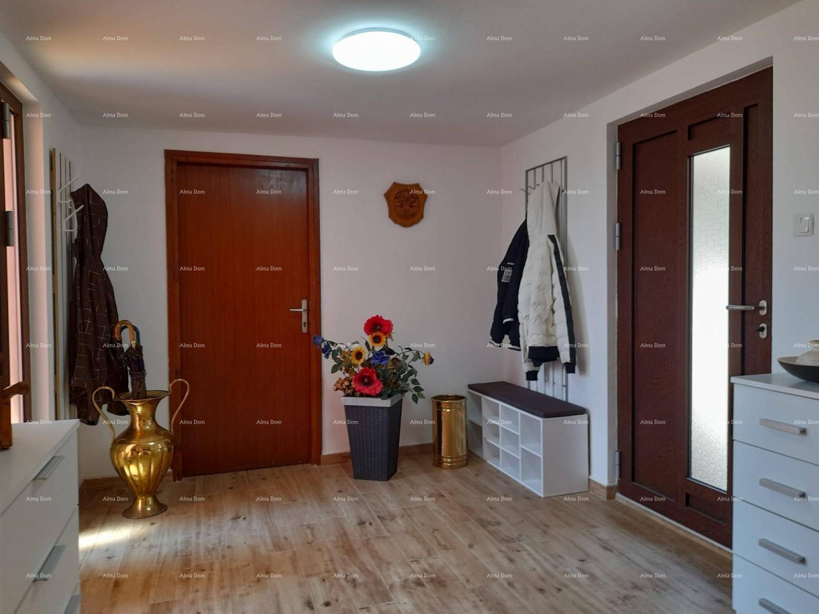Eingangsbereich mit Garderobe, Schuhbank und Holzboden, hell und einladend.
