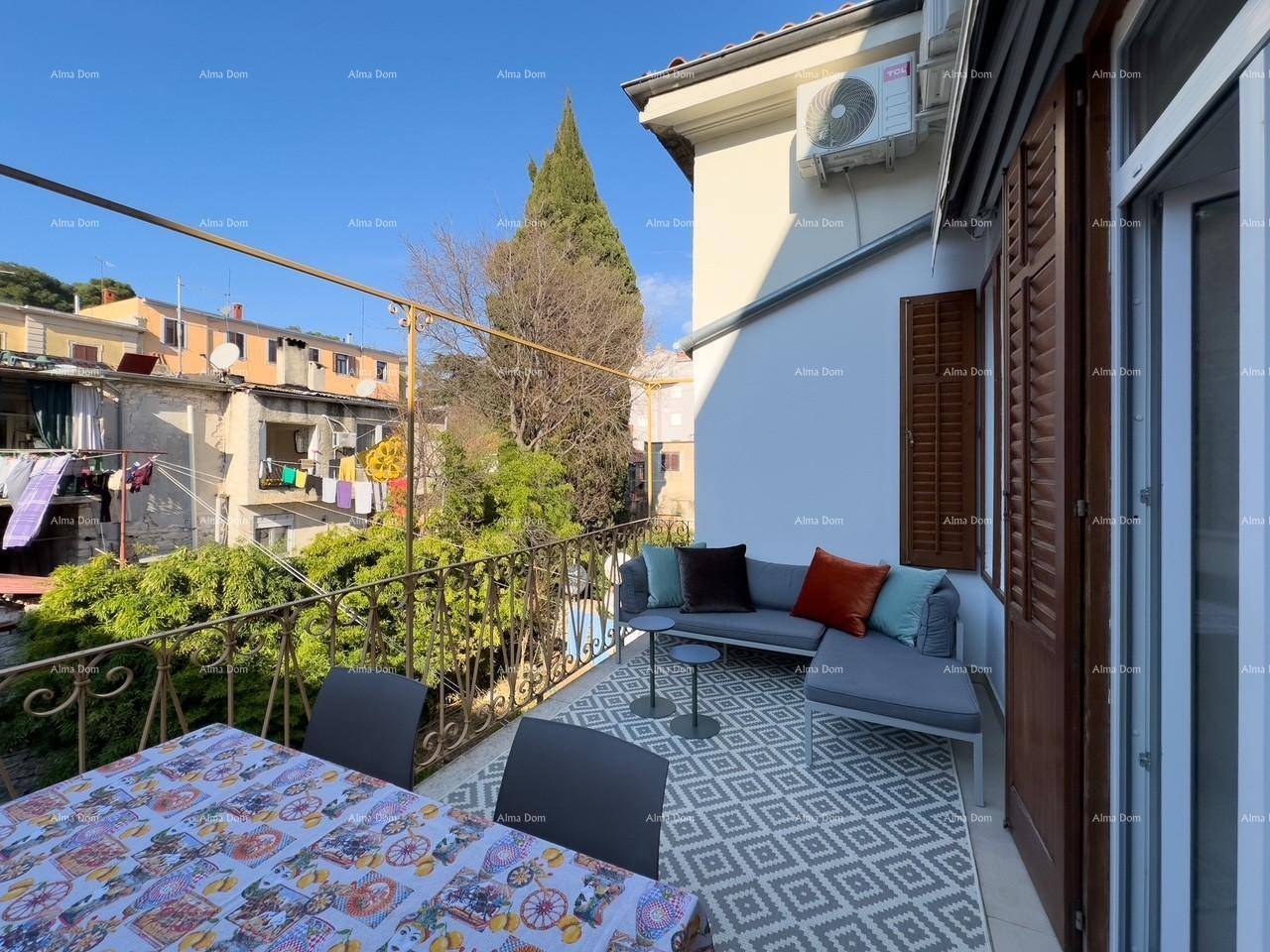 Sonniger Balkon mit Essbereich und Lounge-Möbeln, ideal für Entspannung im Freien.