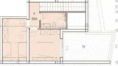 Grundriss mit Schlafzimmer, Badezimmer und einem weiteren Raum, ergänzt durch eine Treppe.