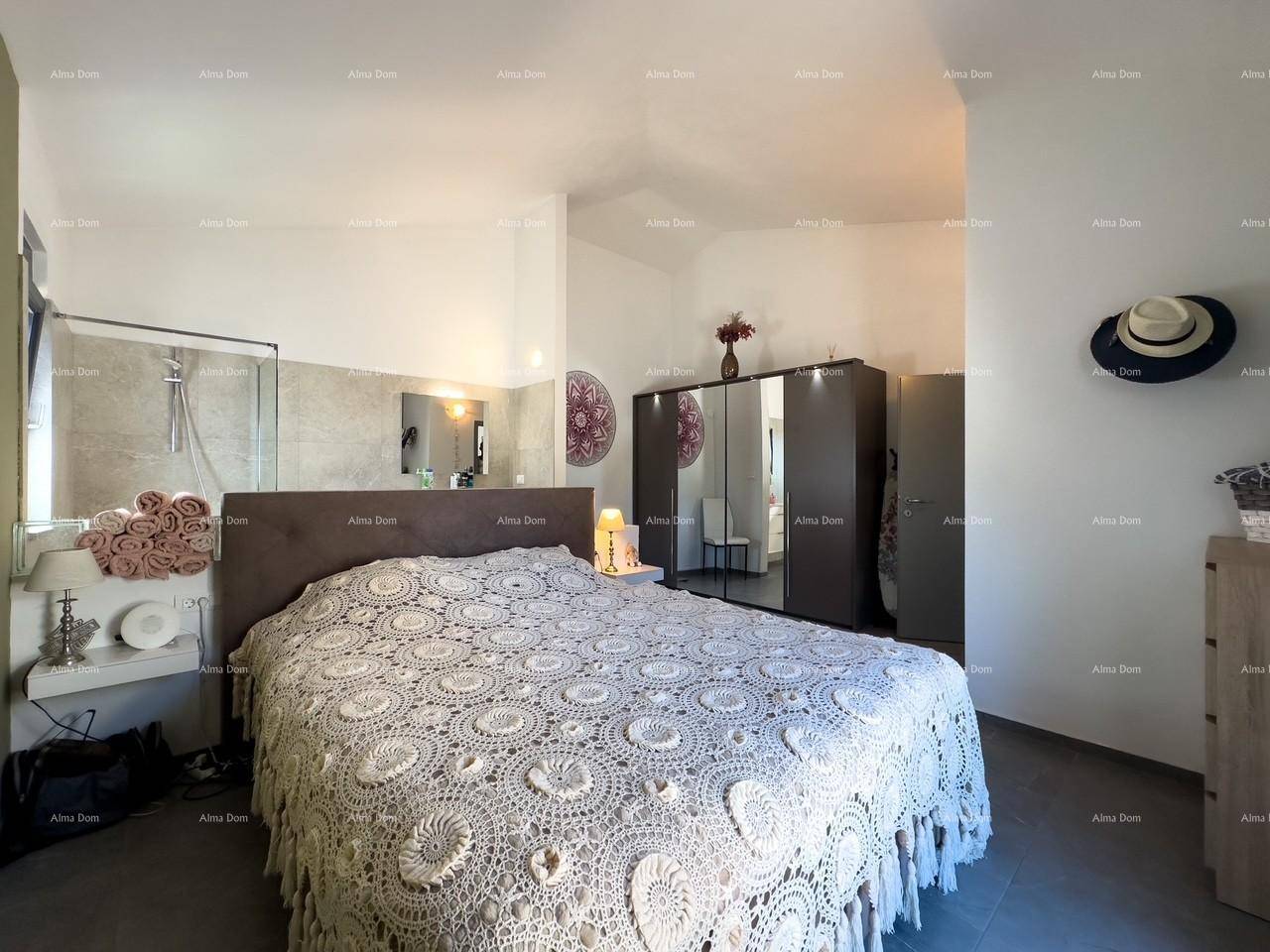 Geräumiges Schlafzimmer mit Doppelbett und integriertem Badezimmerbereich.