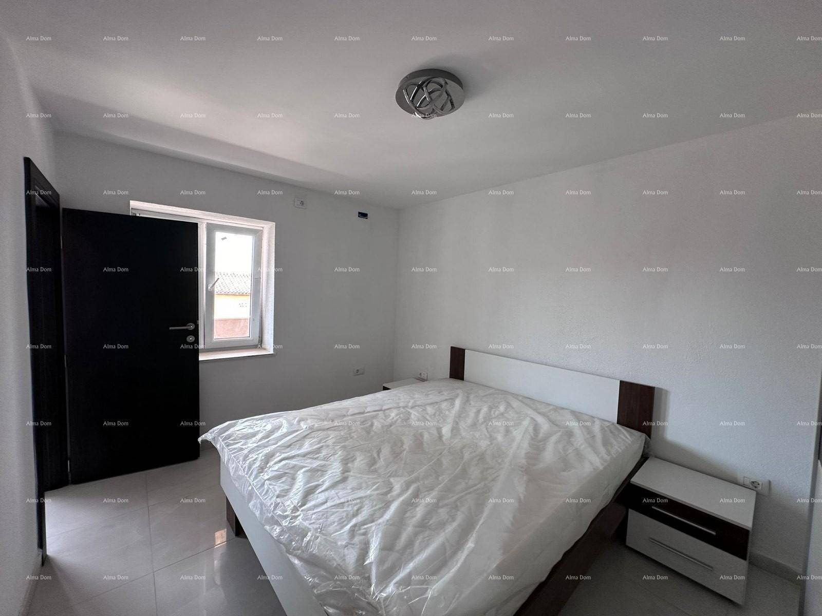 Helles Schlafzimmer mit einem Doppelbett, Nachttisch und einem Fenster für natürliches Licht.