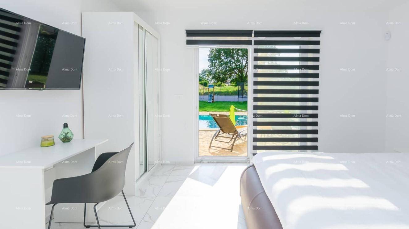 Schlafzimmer mit Schreibtisch, Fernseher und direktem Zugang zum Poolbereich im Garten.