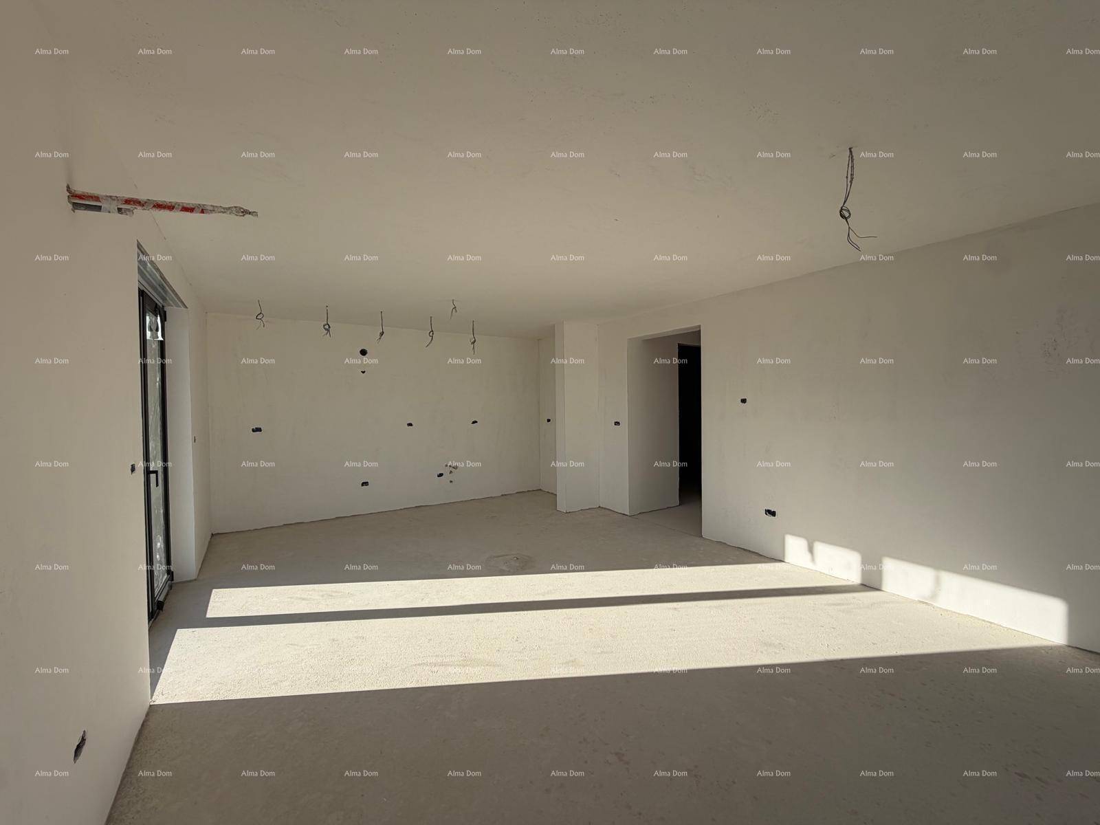 Geräumiger Raum im Rohbau mit unfertigen Wänden und Decken, bereit für den Ausbau.