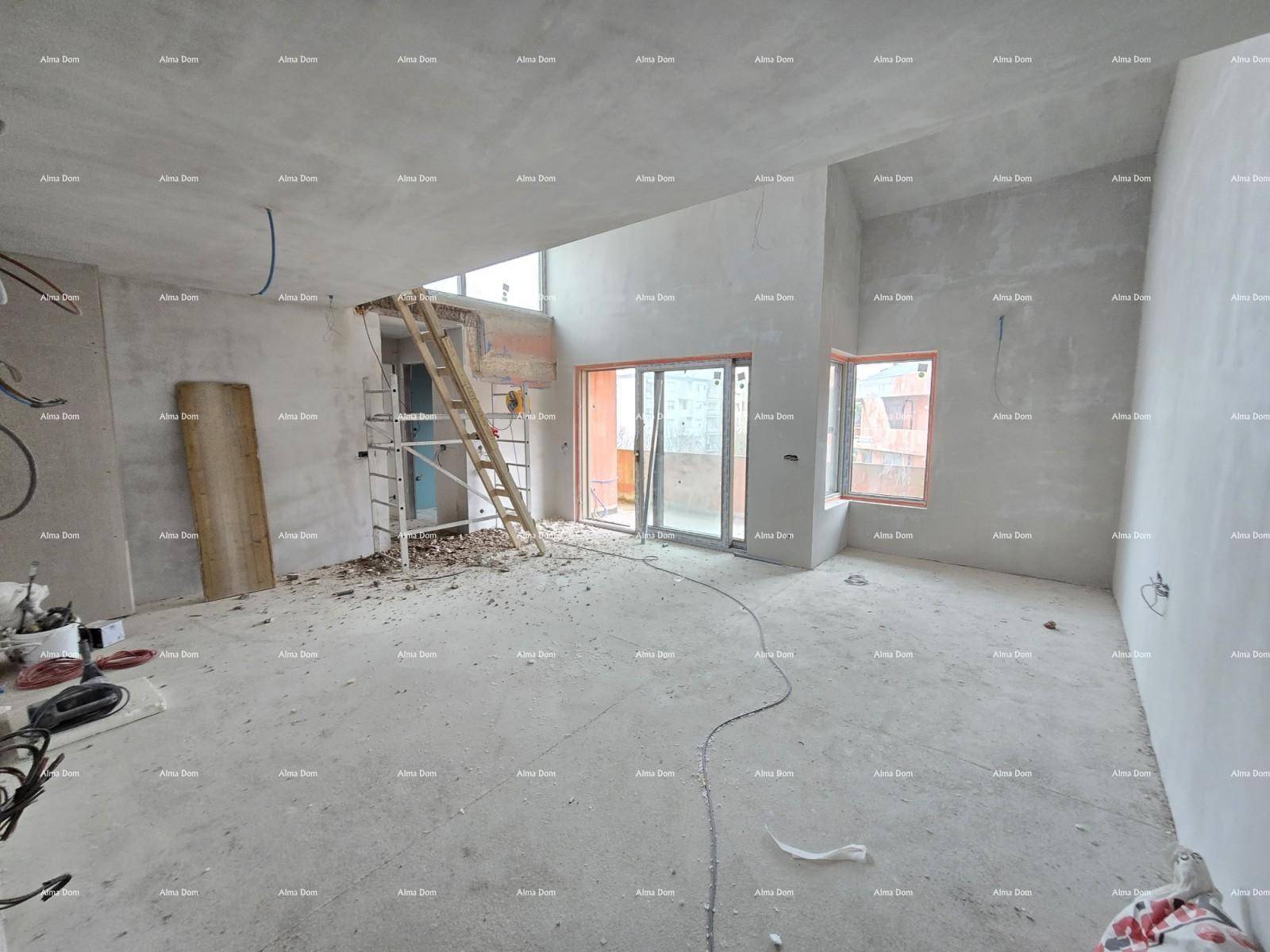 Geräumiger Rohbau-Innenraum mit hohen Decken, Betonboden und viel Tageslicht.