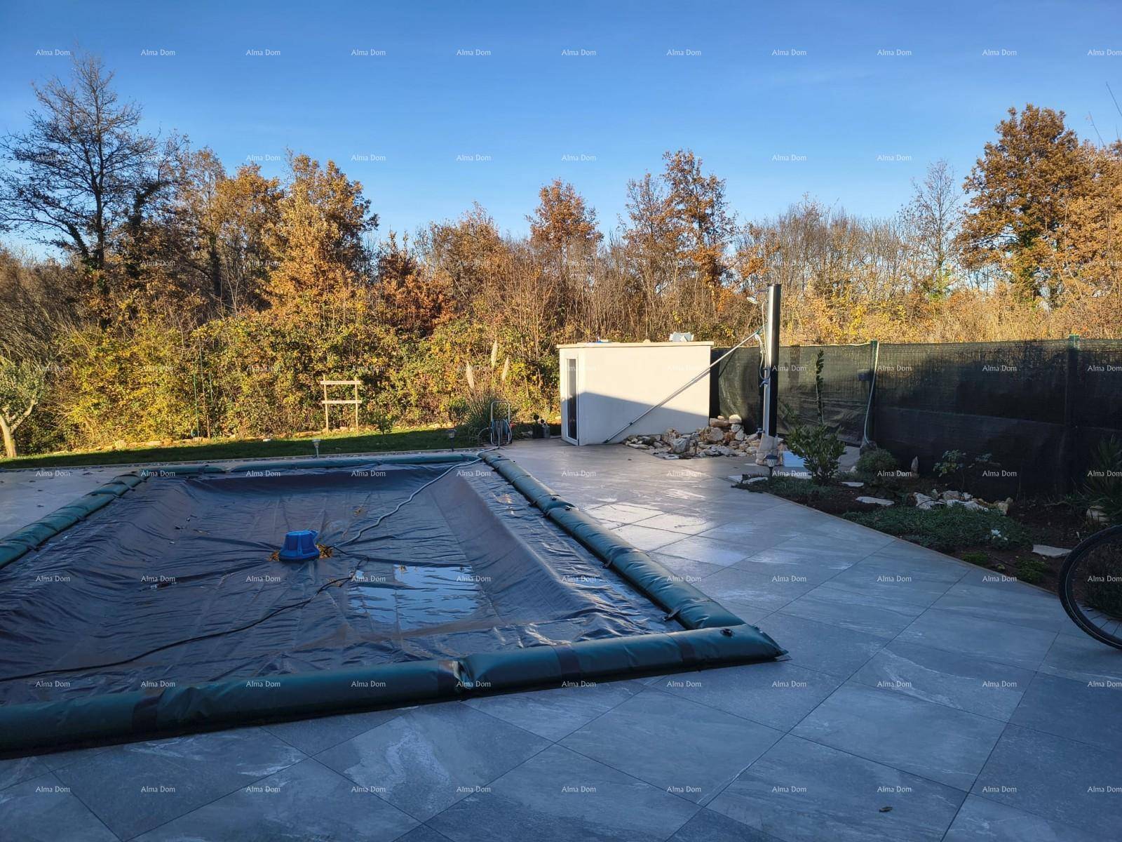 Abgedeckter Poolbereich mit Gartenhaus und umgebender Naturlandschaft.