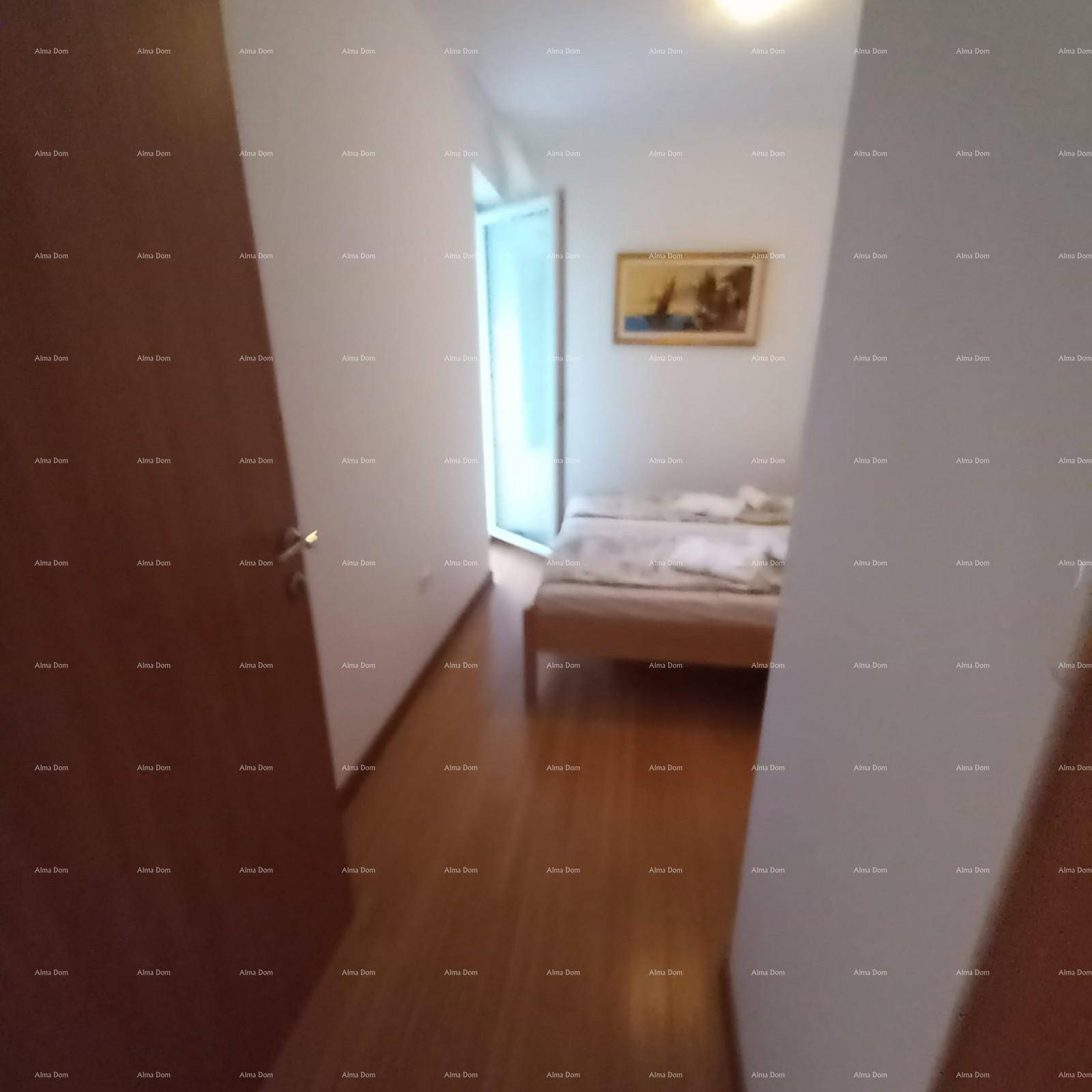 Unscharfer Flur mit Holzboden, der zu einem Schlafzimmer mit Balkonzugang führt.