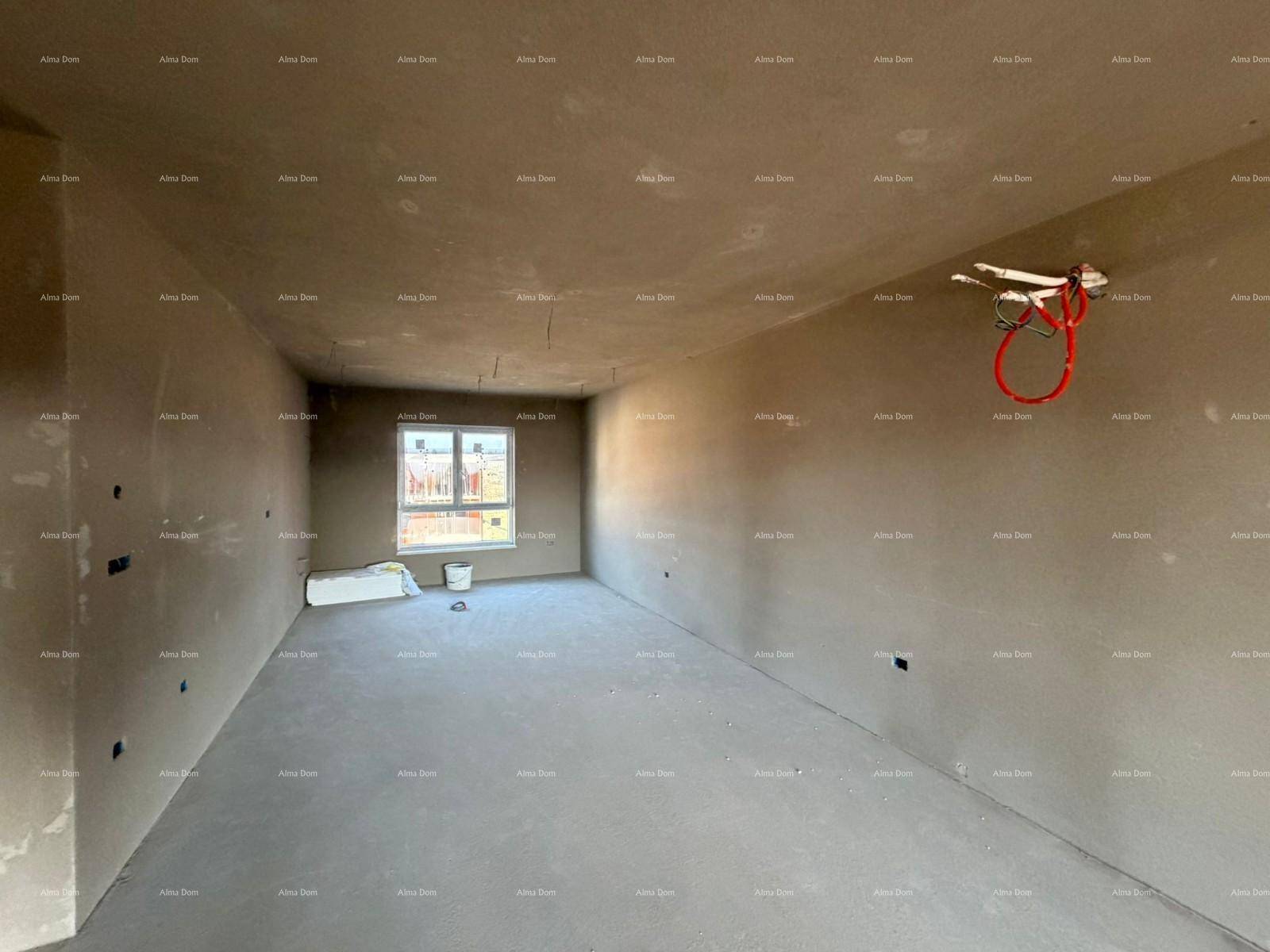 Unfertiges Schlafzimmer mit verputzten Wänden und einem Fenster, das natürliches Licht hereinlässt.