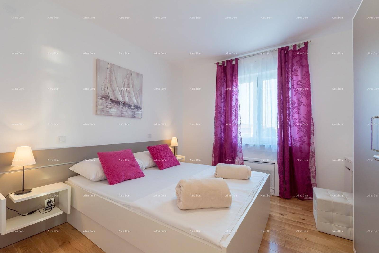 Gemütliches Schlafzimmer mit Doppelbett, Nachttischen und lila Vorhängen für eine wohnliche Atmosphäre.
