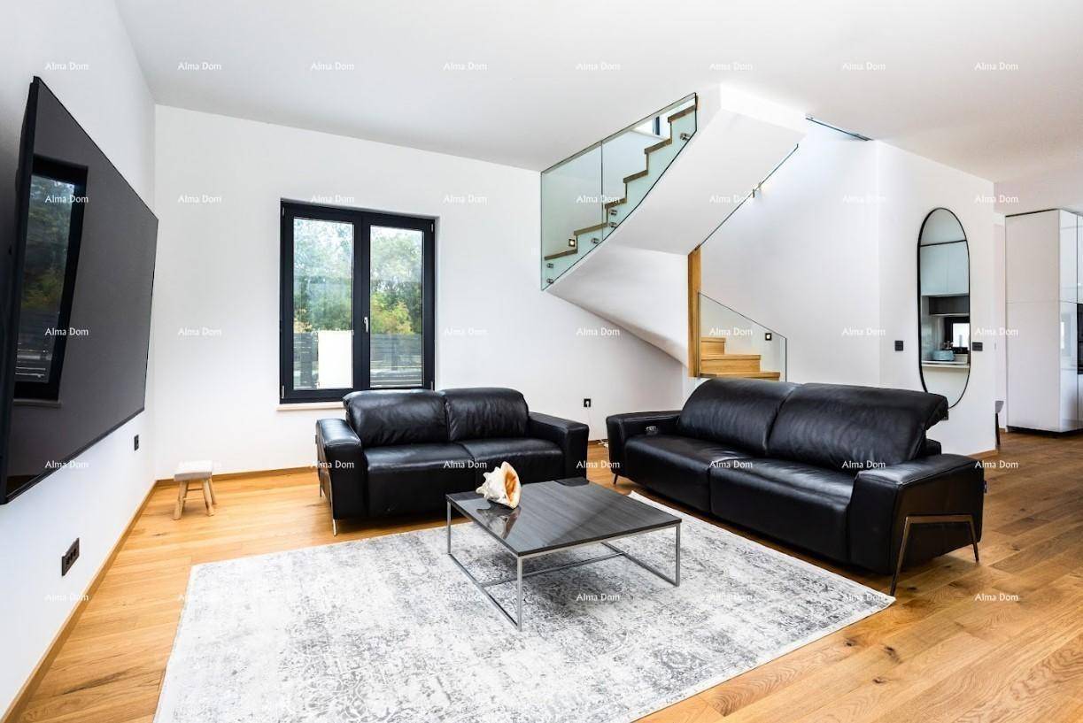 Geräumiges Wohnzimmer mit Holzboden, bequemen Sofas und großem Fenster mit Blick ins Grüne.