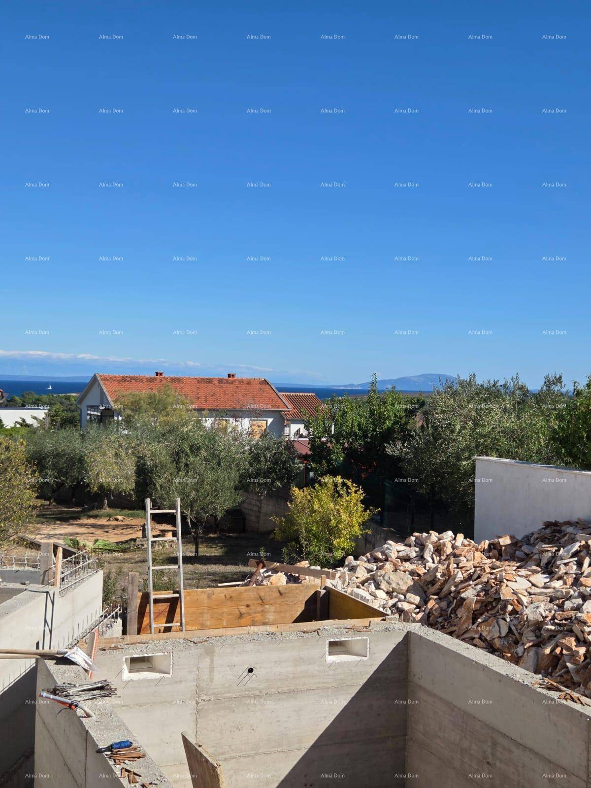 Baustelle mit Blick auf das Meer und die umliegende Landschaft unter blauem Himmel.