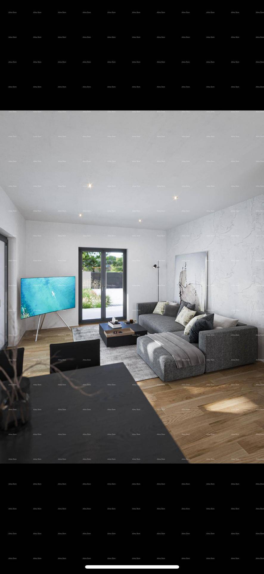 Helles, modernes Wohnzimmer mit großem Sofa, Fernseher und Zugang zum Außenbereich.