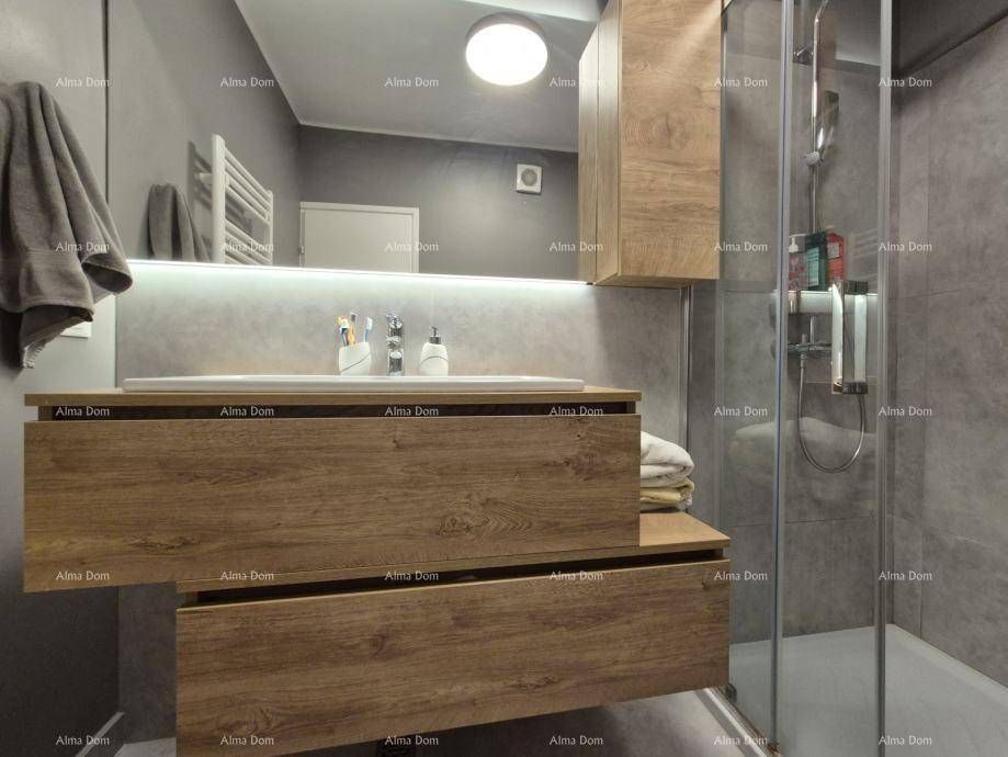 Detailansicht des modernen Badezimmers mit Holzwaschtisch und geräumiger Dusche.