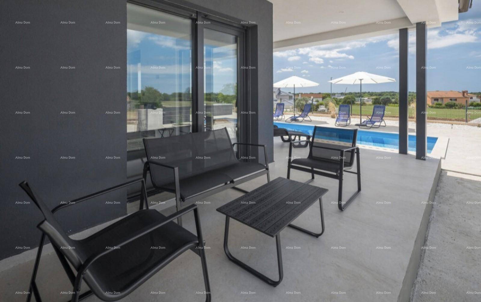 Gemütlicher Außenbereich mit modernen Sitzmöbeln auf der überdachten Terrasse neben dem Pool.