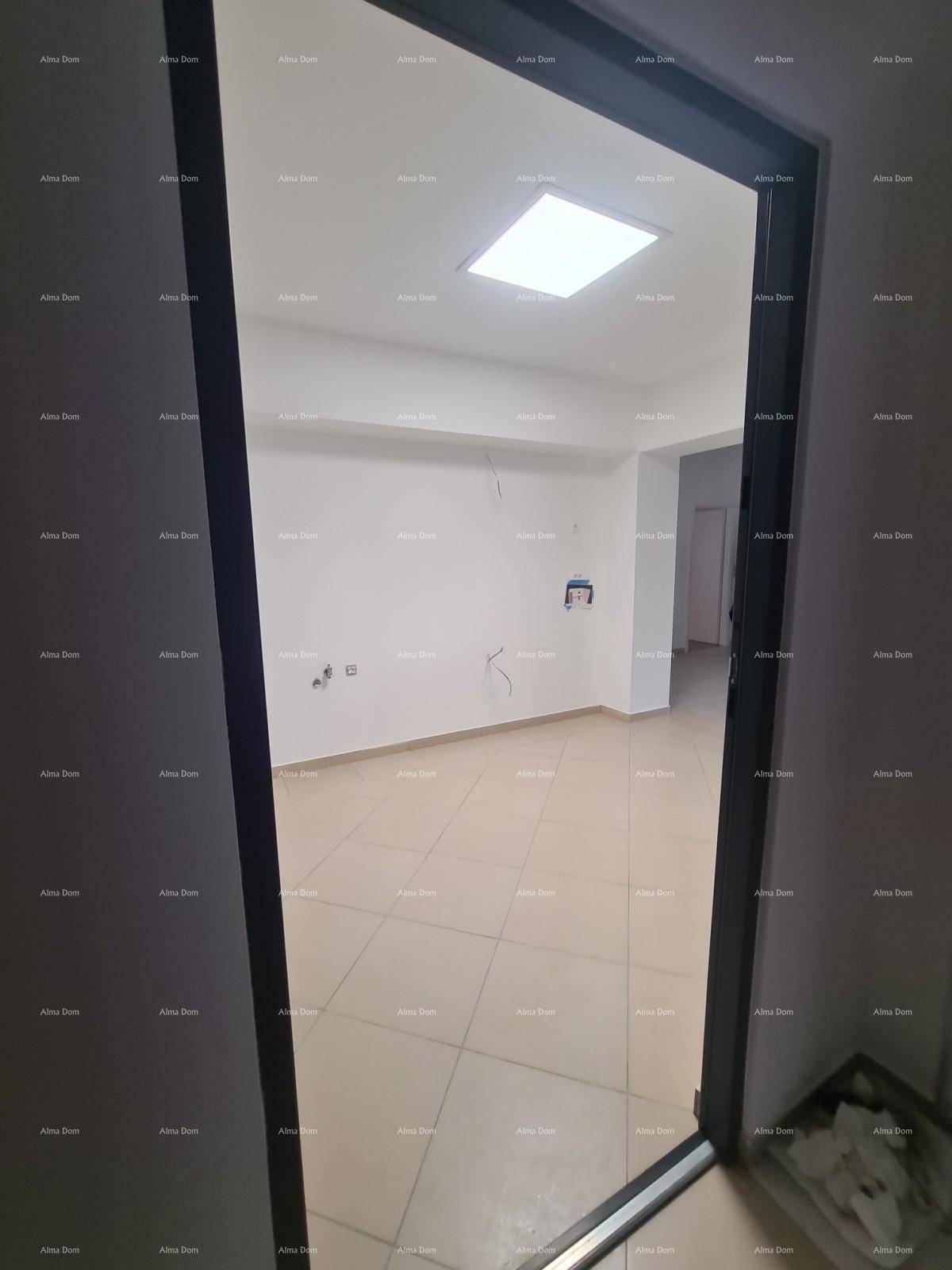 Blick durch eine Tür in einen leeren Raum mit Fliesenboden und Deckenbeleuchtung.