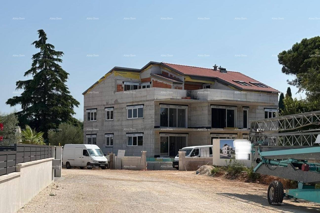 Wohngebäude im Bau mit Rohbau, Fenstern und Dachkonstruktion.