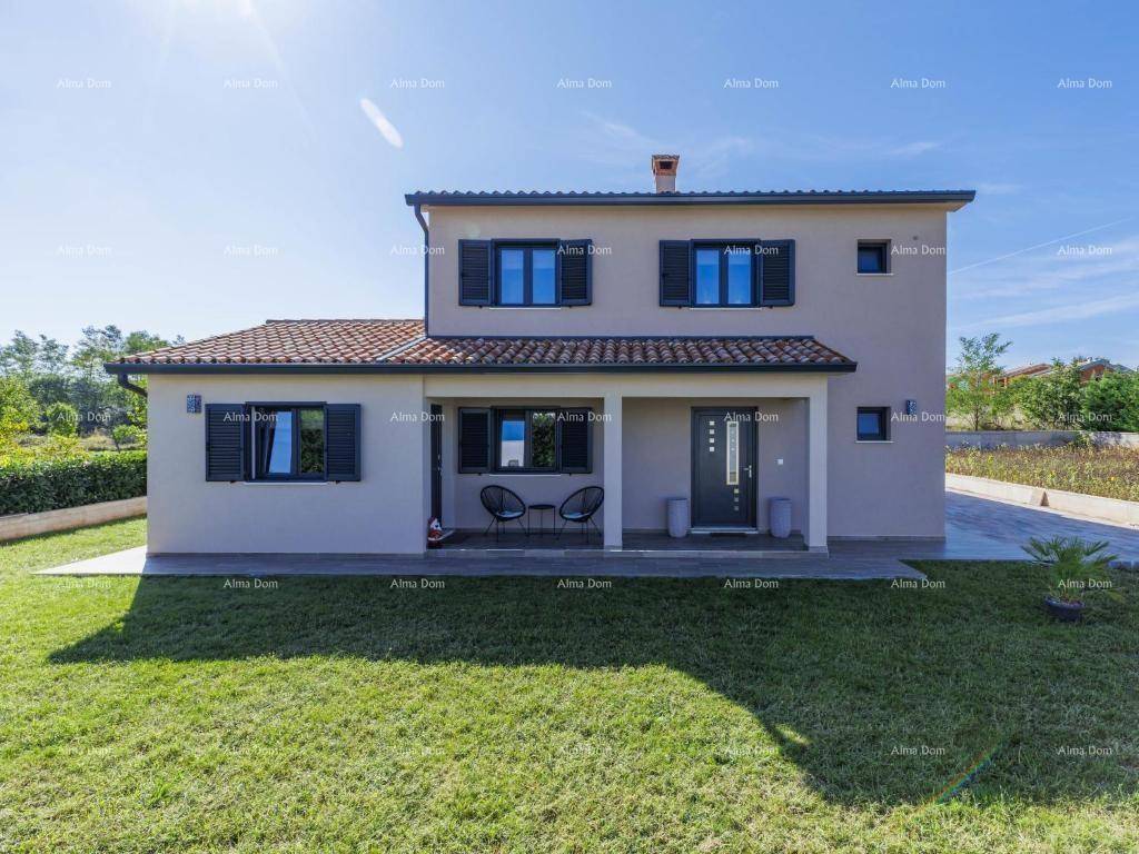 Modernes Einfamilienhaus mit gepflegtem Rasen und dunklen Fensterläden unter blauem Himmel.