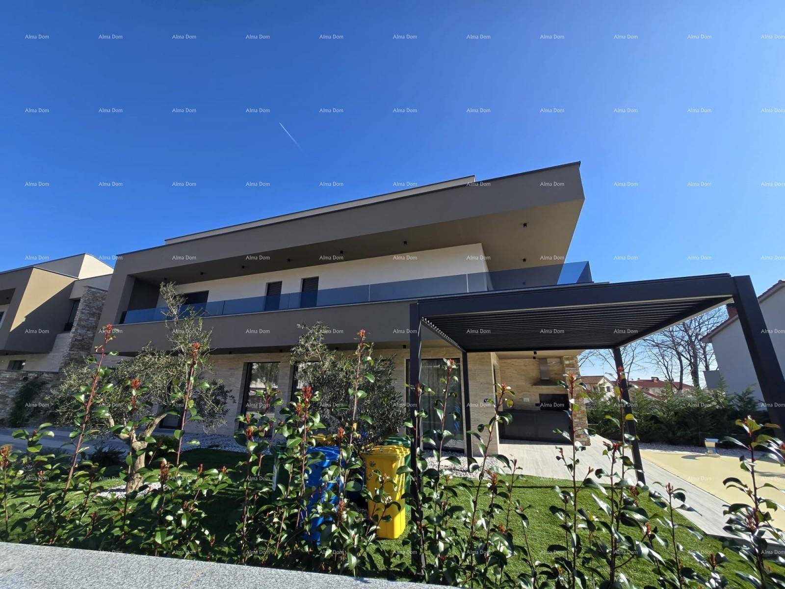 Elegante moderne Villa mit minimalistischer Gestaltung, großen Glasflächen und gepflegter Außenanlage.