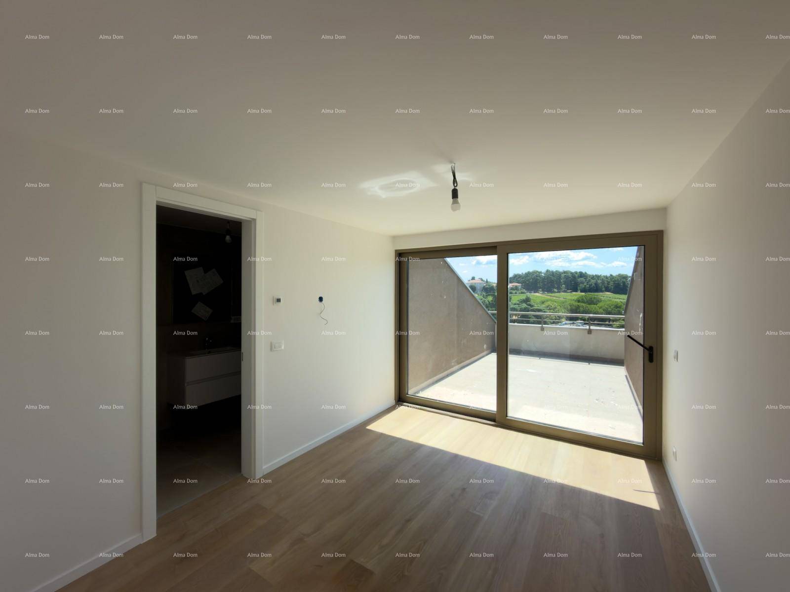 Helles Schlafzimmer mit Holzboden und Zugang zu einer großen Dachterrasse.
