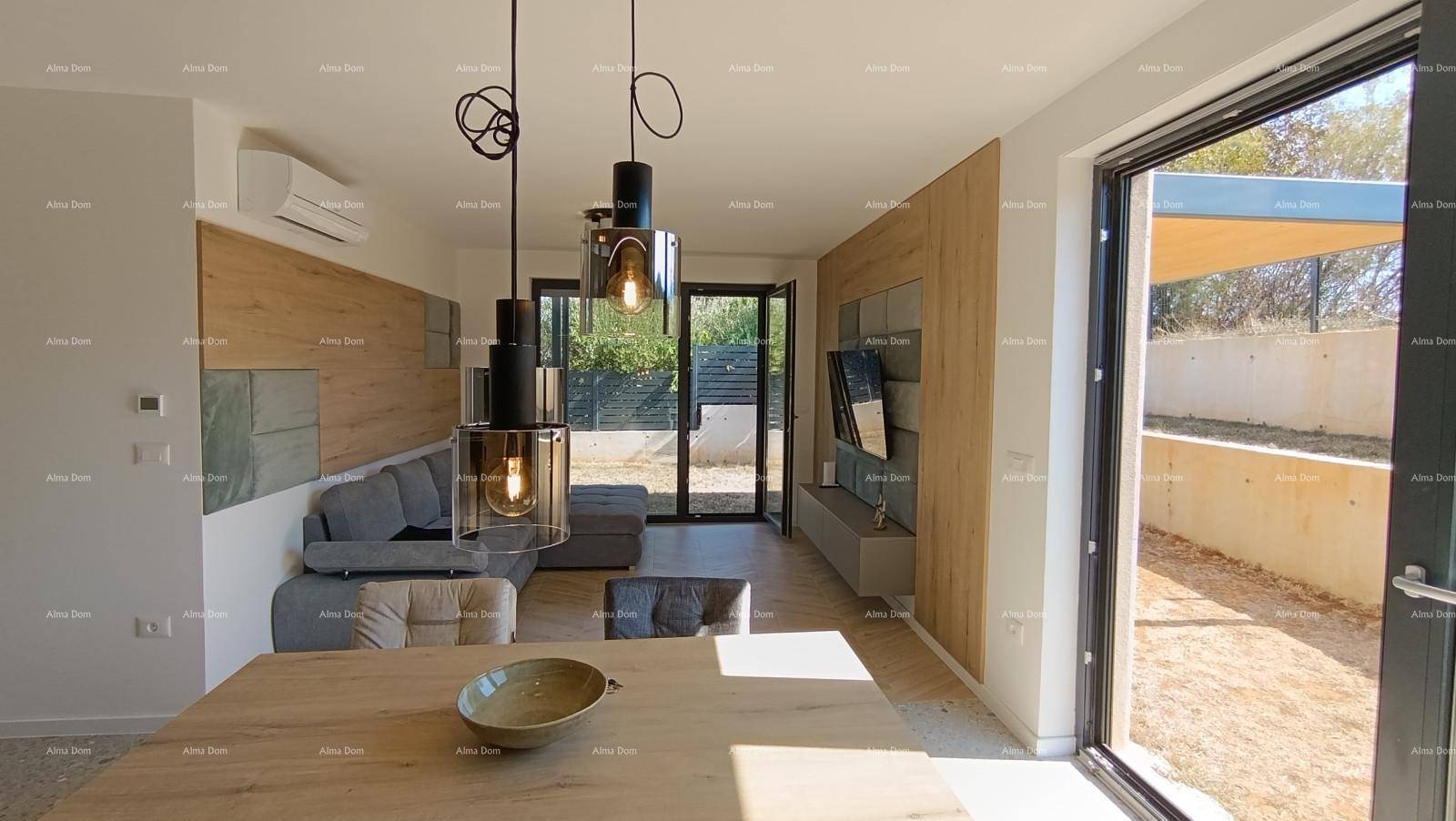 Offener Wohnbereich mit gemütlichem Sofa, Holzakzenten und viel Tageslicht durch große Fenster.