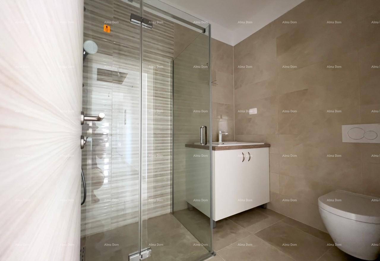Modernes Badezimmer mit begehbarer Dusche, Einzelwaschbecken und Wand-WC.