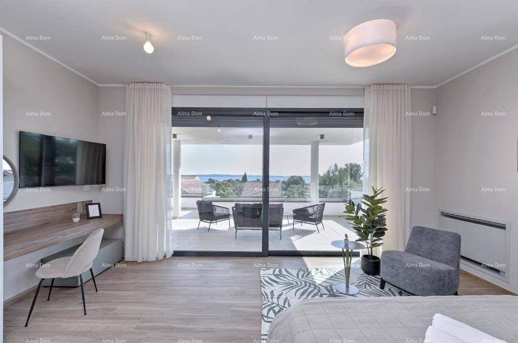 Helles Schlafzimmer mit Balkonzugang, Schminktisch und Blick auf die Umgebung.