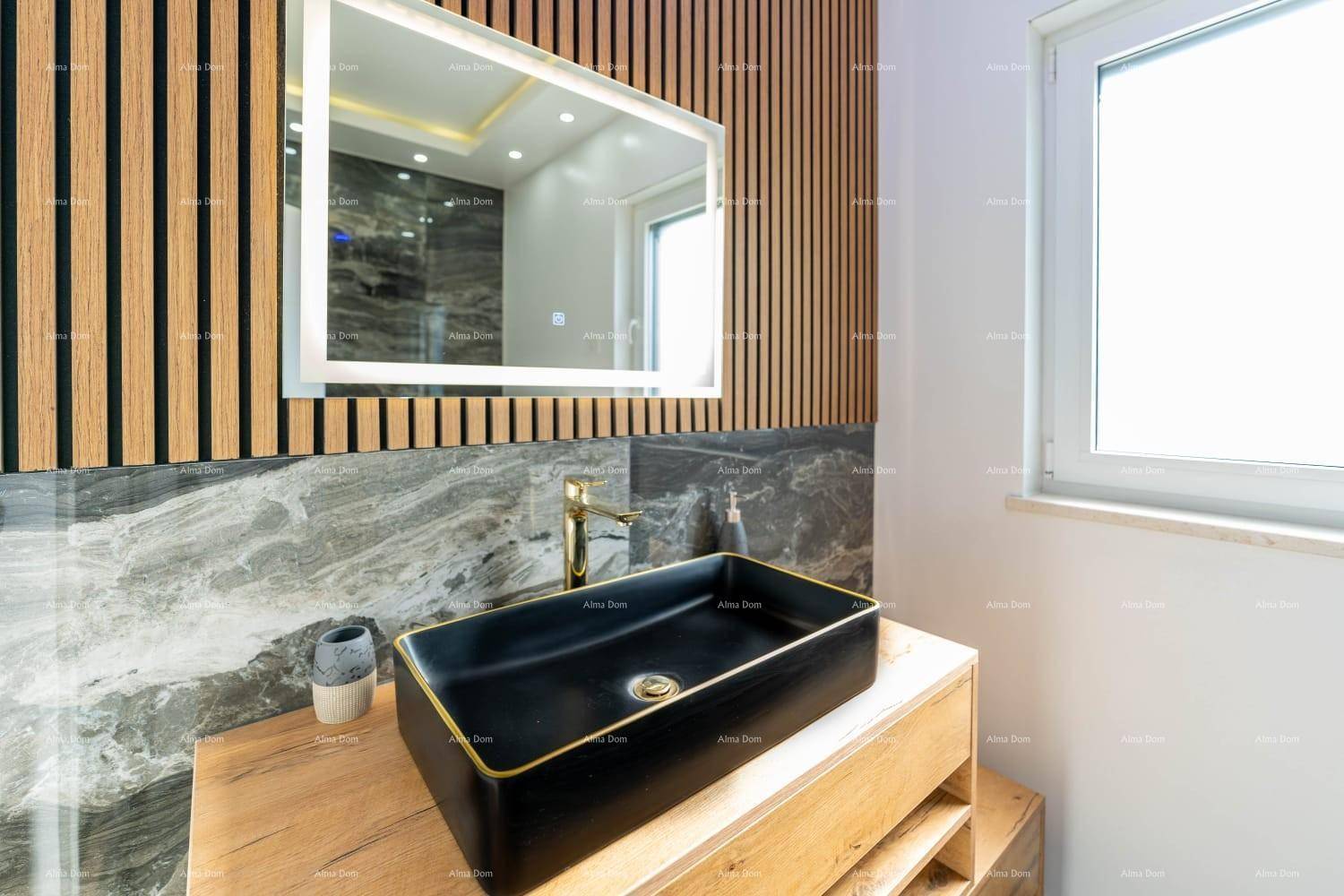 Elegantes Badezimmer mit modernem Aufsatzwaschbecken, Holzpaneelen und beleuchtetem Spiegel.