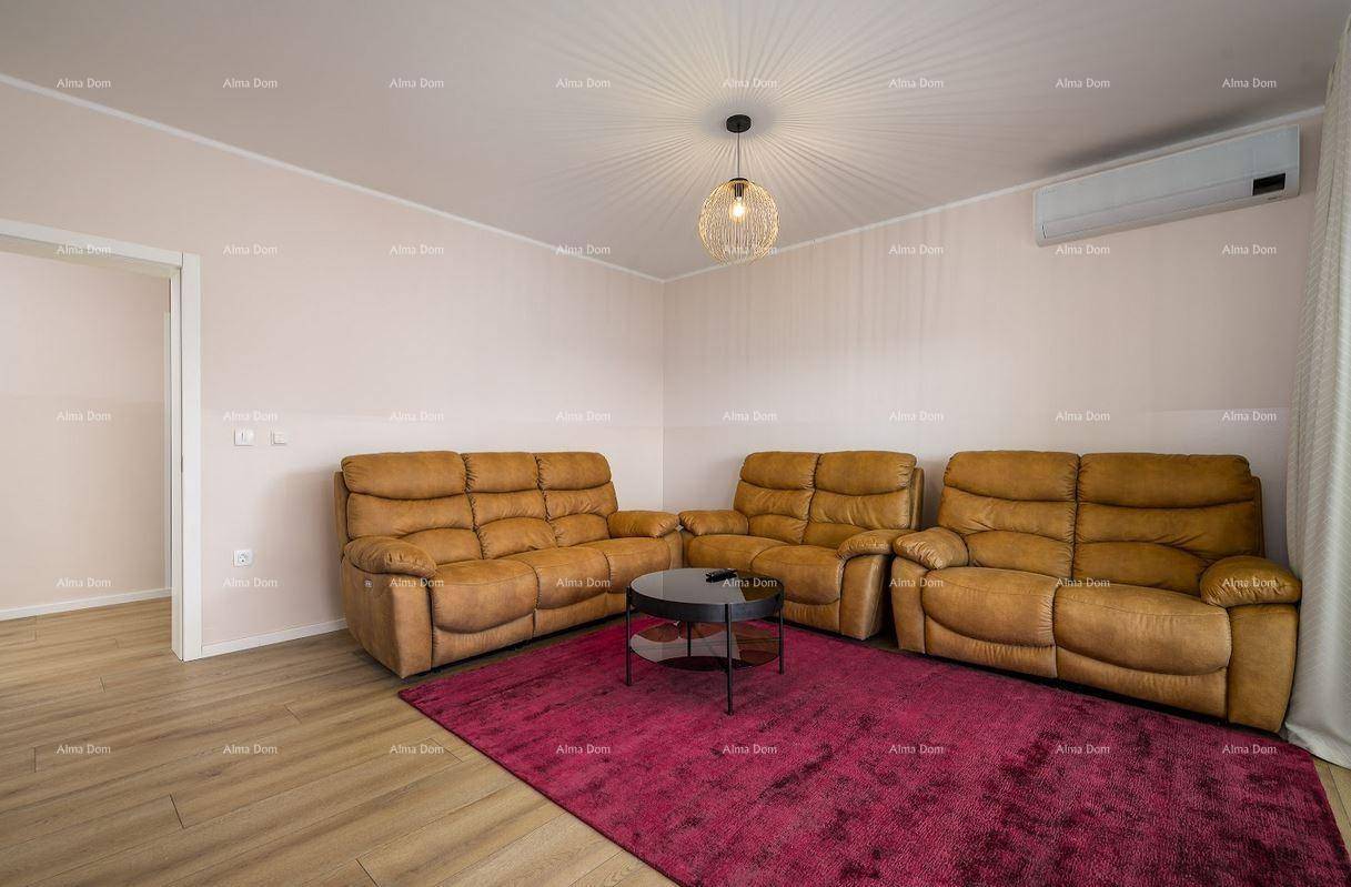 Helles Wohnzimmer mit bequemen Sofas, Teppich und indirekter Deckenbeleuchtung.