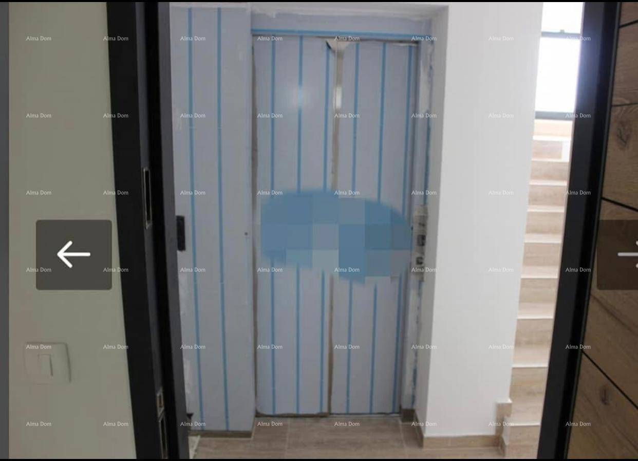 Aufzugstüren im Flur neben einer Treppe, noch mit Schutzfolie versehen.