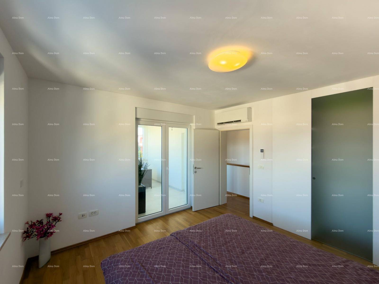 Schlafzimmer mit Holzboden, Doppelbett, Klimaanlage und Zugang zum verglasten Balkon.