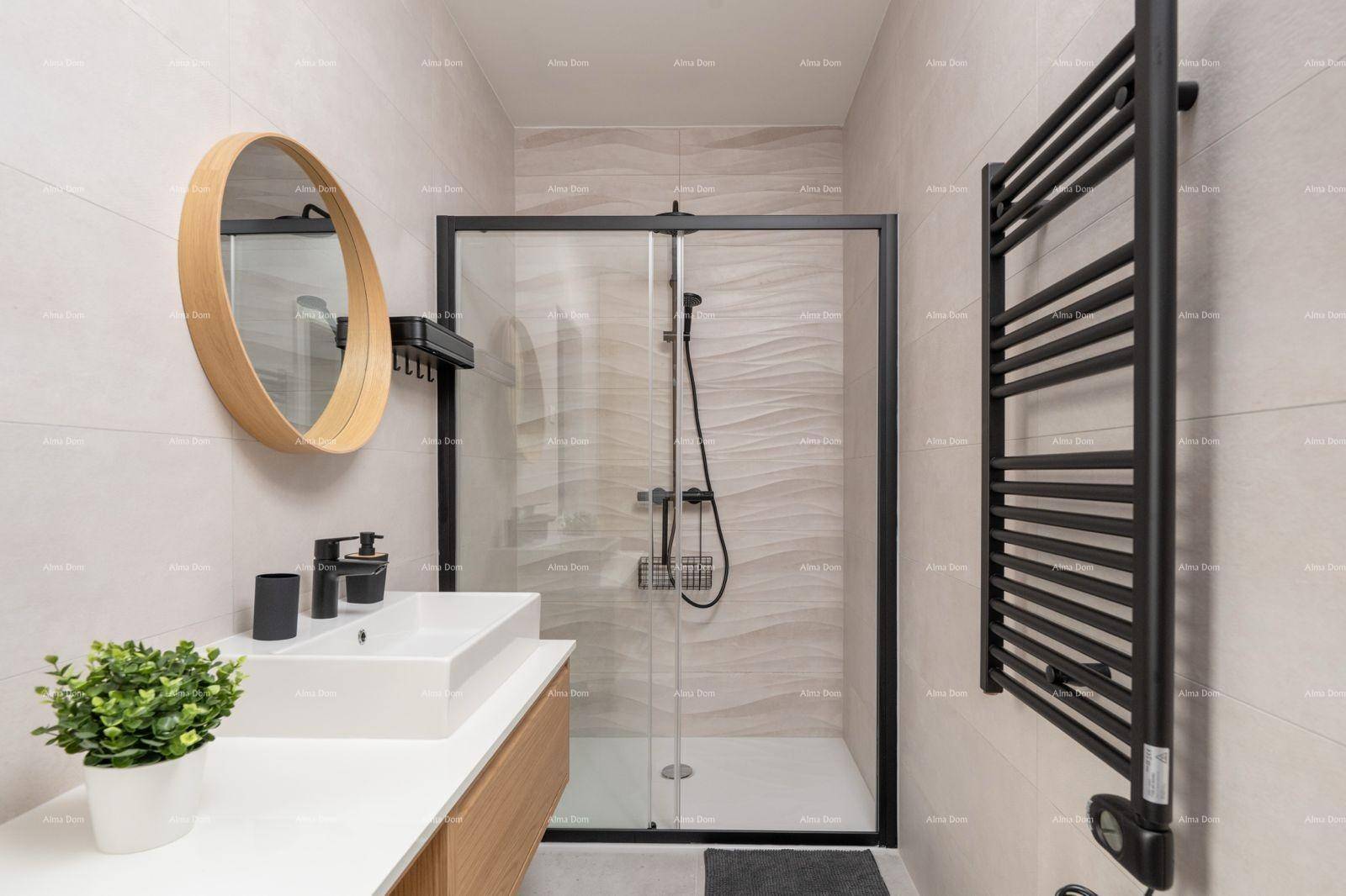Modernes Badezimmer mit Aufsatzwaschbecken, Duschkabine und beheiztem Handtuchhalter.
