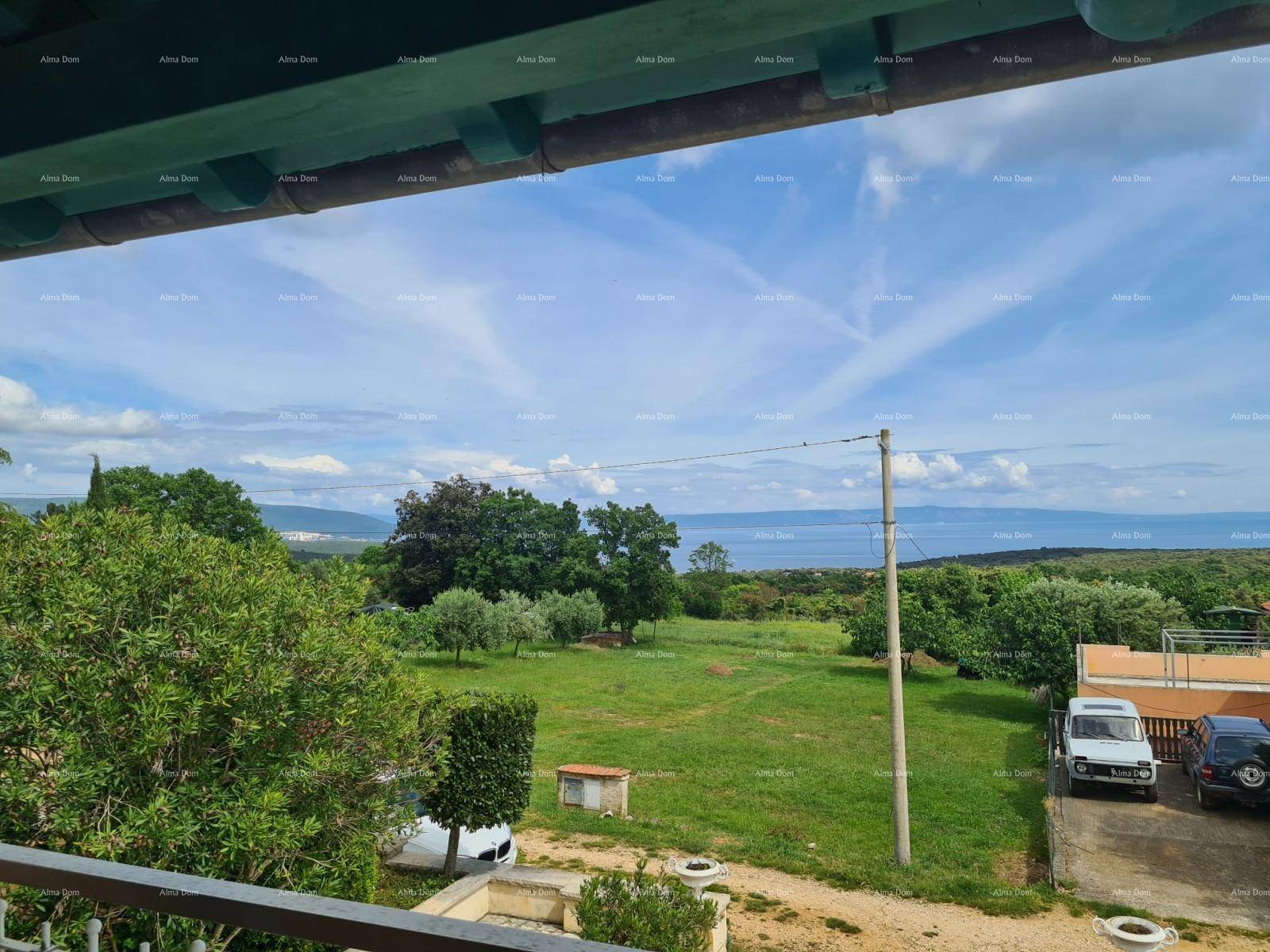 Atemberaubender Meerblick von einem Balkon, der sich über die weite grüne Landschaft erstreckt.