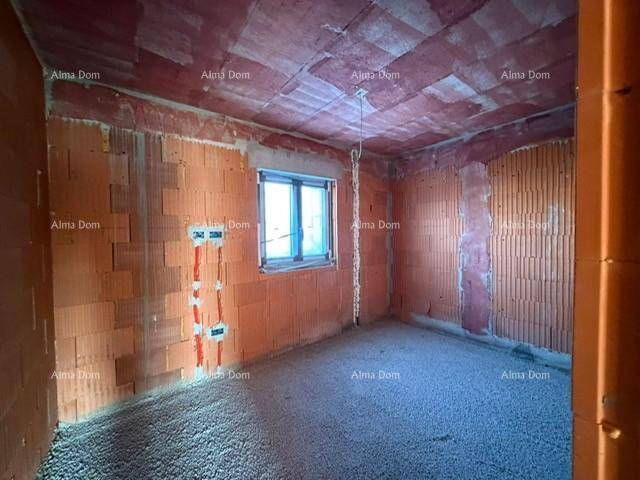 Rohbau eines Raumes mit Ziegelwänden und einem Fenster, ideal für ein Schlafzimmer.