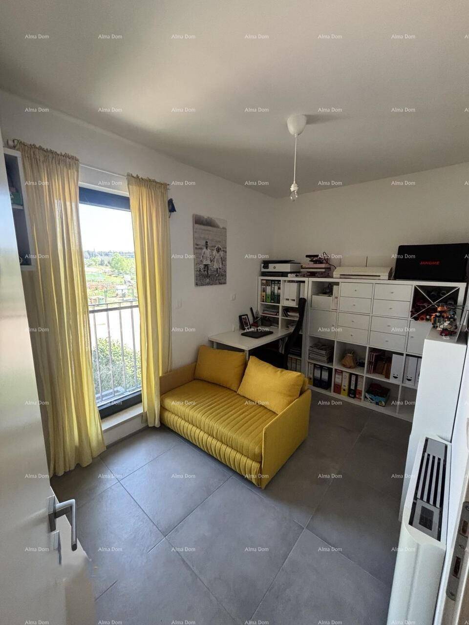 Helles Arbeitszimmer mit gelbem Sofa, Schreibtisch und Regalen.