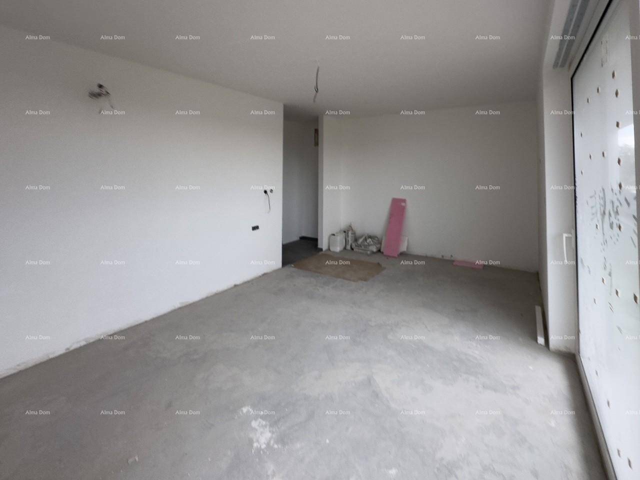 Geräumiger, unfertiger Raum mit weißen Wänden und Betonboden, bereit für den Innenausbau.