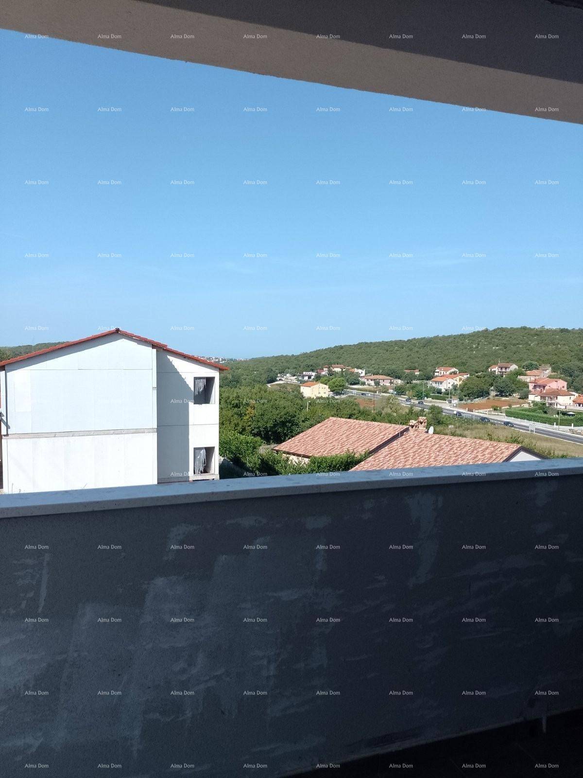 Weitblick über die grüne Hügellandschaft mit Häusern und klarem blauem Himmel von einem Balkon.