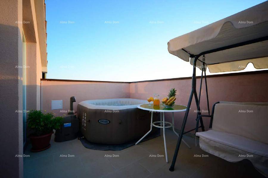 Geräumige Terrasse mit aufblasbarem Whirlpool, Schaukelbank und Tisch für entspannte Stunden.
