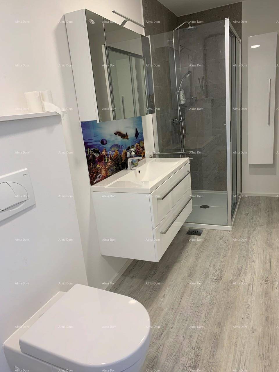 Modernes Badezimmer mit schwebendem Waschtisch, Spiegelschrank und begehbarer Dusche.