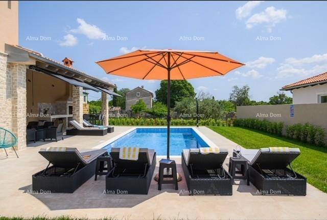 Weitläufiger Gartenbereich mit großem Swimmingpool, vielen Sonnenliegen und einem orangefarbenen Sonnenschirm.