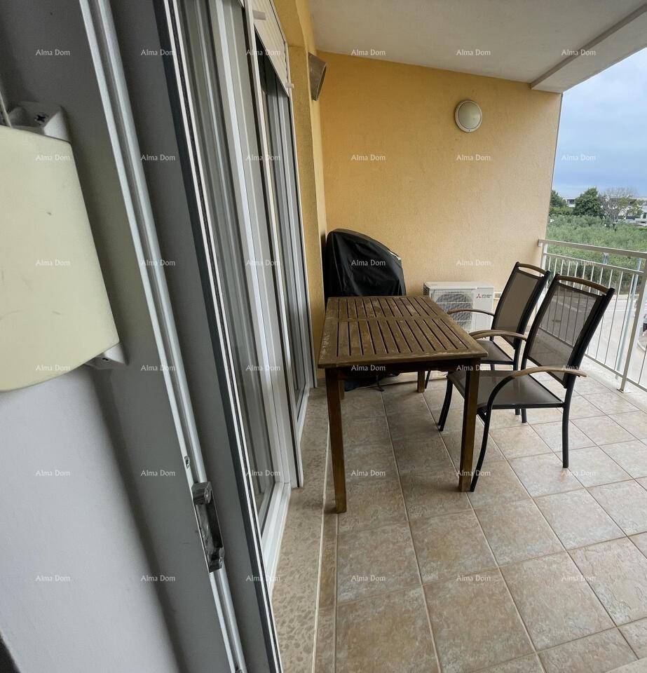 Gemütlicher Balkon mit Fliesenboden und Gartenmöbeln, ideal für entspannte Stunden im Freien.