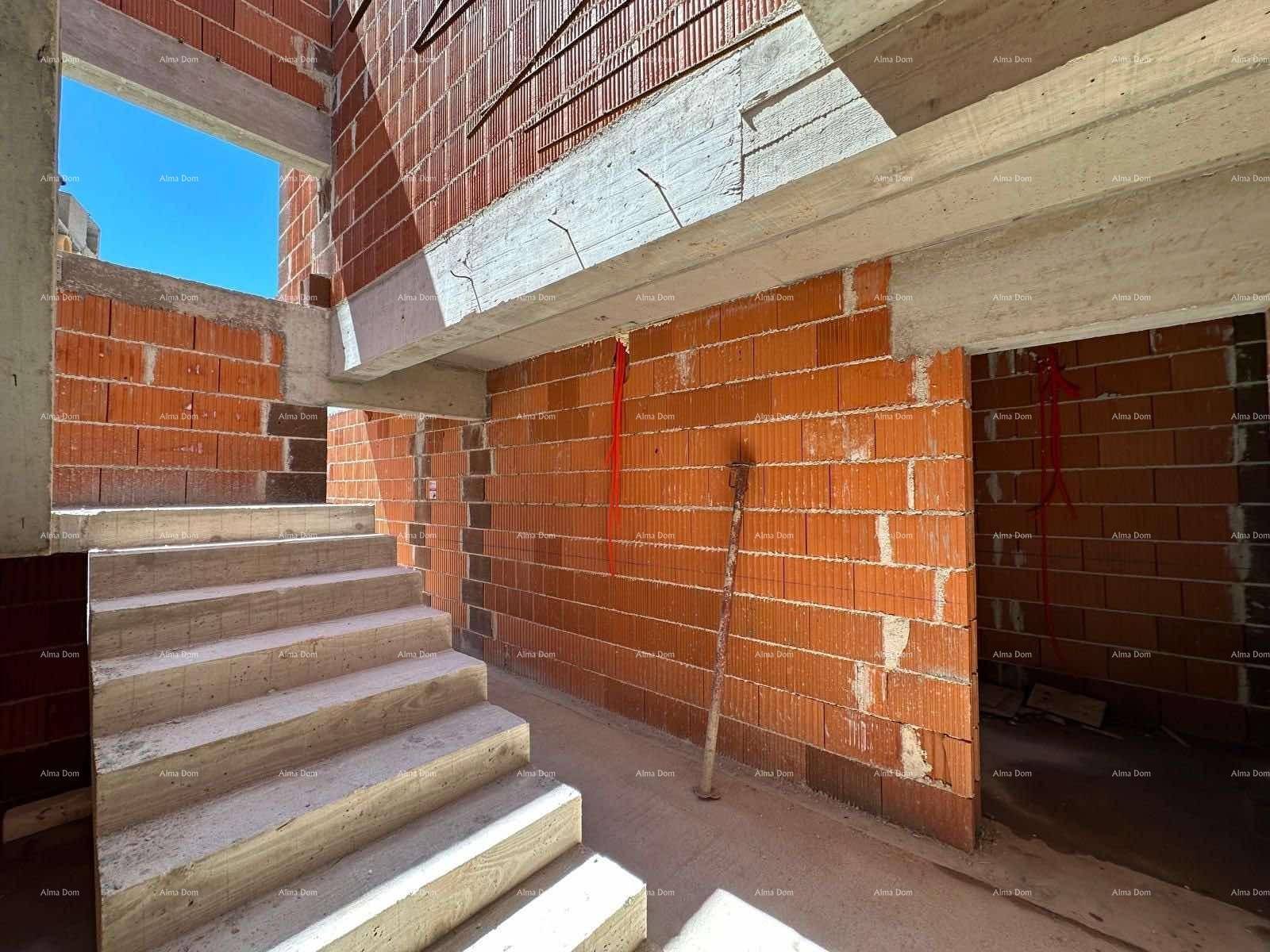 Treppenhaus im Rohbau mit Betontreppen, Ziegelwänden und sichtbaren Deckenbalken.