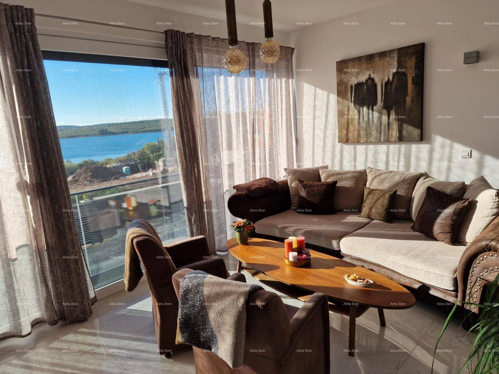 Heller Wohnbereich mit gemütlicher Sitzecke und Panoramablick auf das Meer.