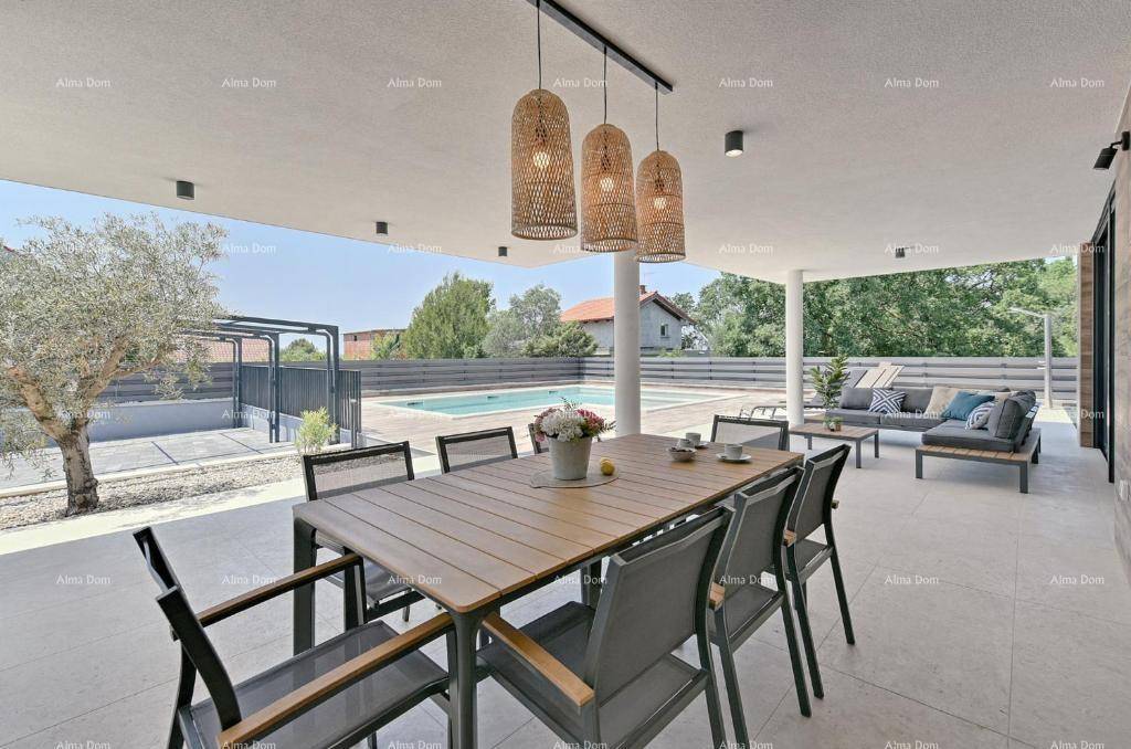 Große überdachte Terrasse mit Essbereich und Lounge-Möbeln, mit Blick auf den Pool.