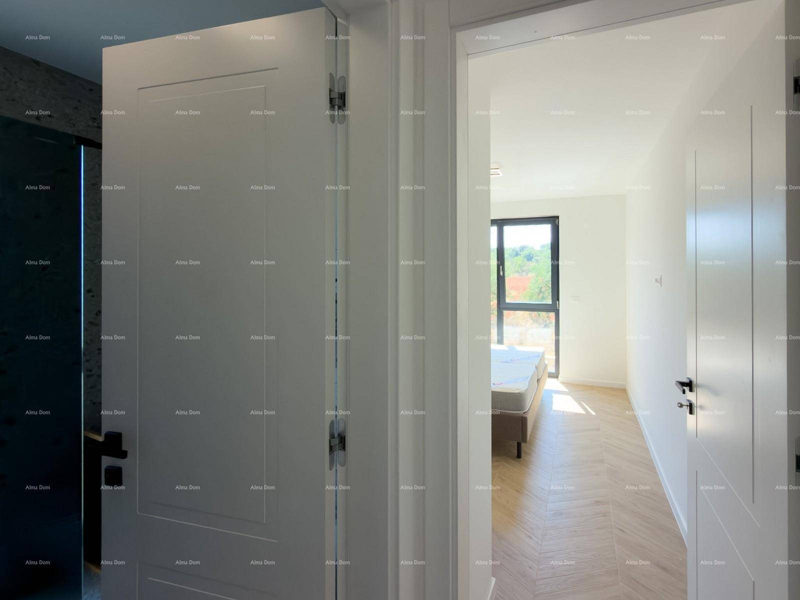 Heller Flur mit weißen Türen, der zu einem Schlafzimmer und einem Badezimmer führt.