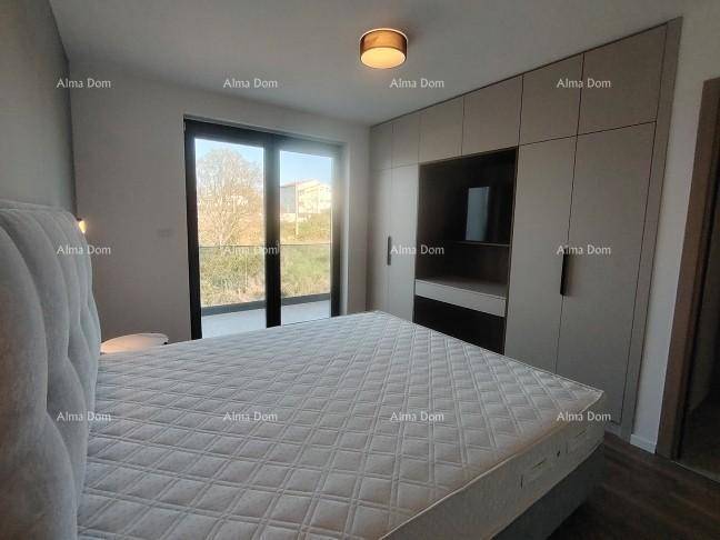 Modernes Schlafzimmer mit Einbauschränken, großem Fenster und Holzboden.