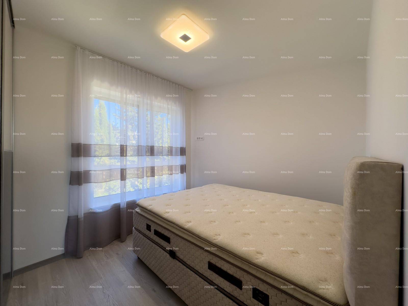 Helles Schlafzimmer mit großem Bett und Fenster, das viel natürliches Licht hereinlässt.