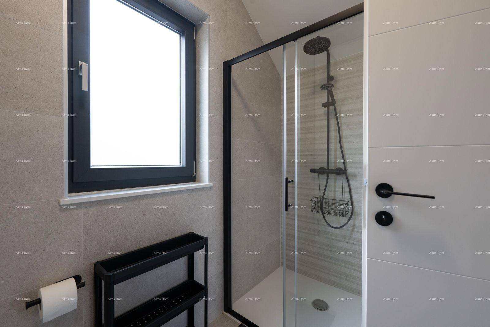 Modernes Badezimmer mit Duschkabine, Fenster und eleganten grauen Fliesen.